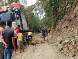 Truk Muatan Semen Terjebak oleh Material Longsor di Jalan Lintas Tapan