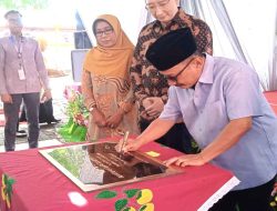 Bupati Karna Resmikan Fasilitas Sanitasi di SMPN 3 Situbondo