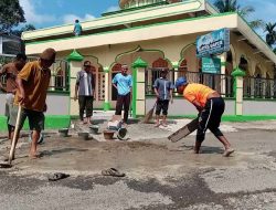 Jelang Ramadan, Pemuda dan Masyarakat Padang Kejai Tapan Bersihkan Halaman Masjid