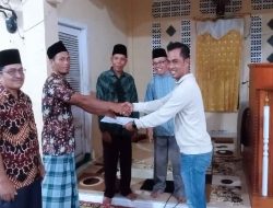Nova Serahkan Bantuan Rp 50 Juta untuk Mesjid Baitul Ghafur Padang Kejai