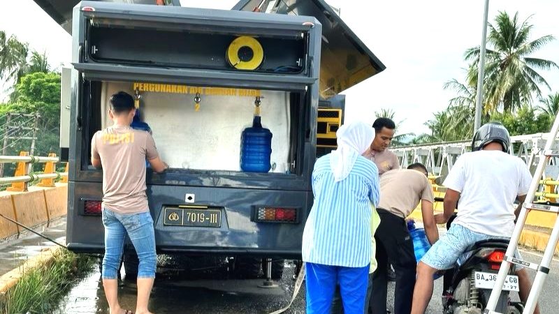 Polda Sumbar Kirim Kendaraan Khusus Penjernih Air untuk Korban Bencana Alam di Pesisir Selatan