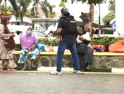 Bripka Zulham, Viral di Media Sosial Berbagi Makanan dengan Masyarakat yang Membutuhkan