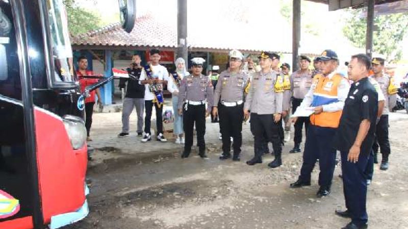 Polres Sumenep Lakukan Tes Urine Sopir Bus dan Bagikan Snack ke Penumpang