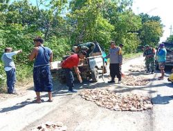 Menghindari Laka Lantas, Forkopimka Kecamatan Raas, Gotong Royong Perbaiki Jalan yang Berlubang