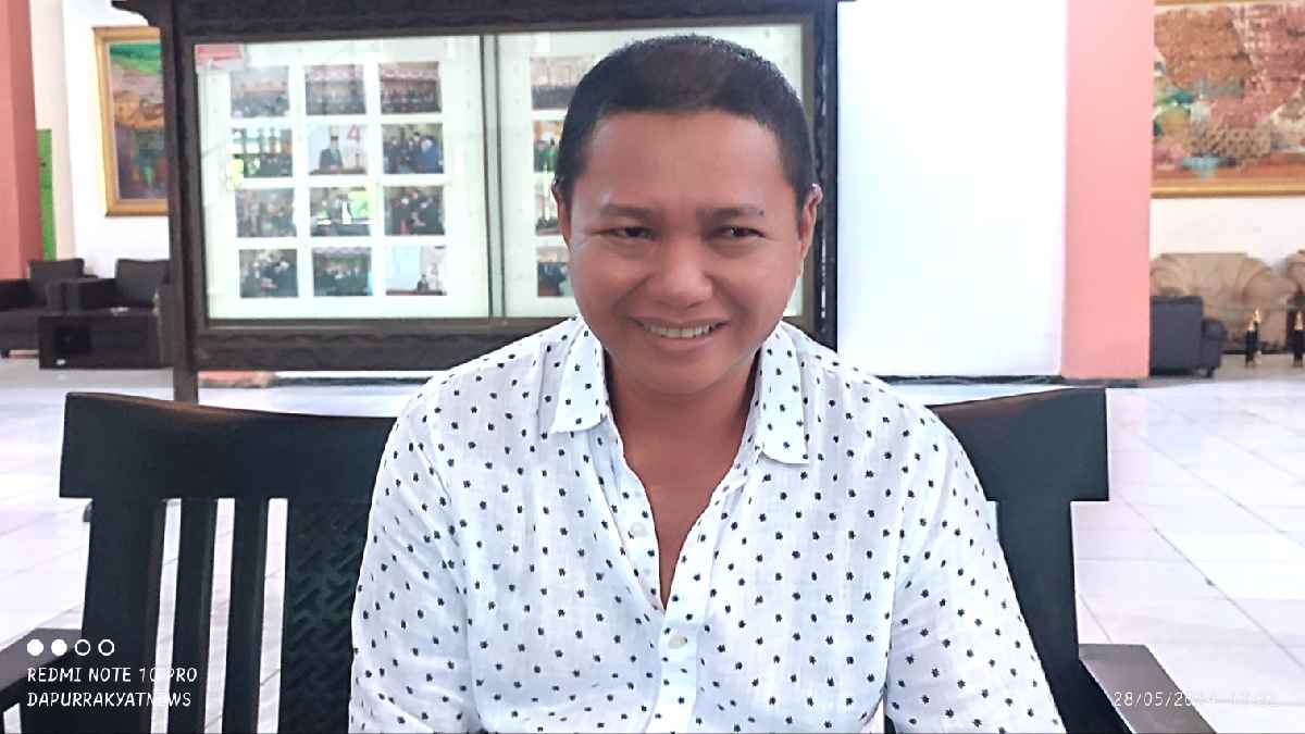 H. Masdawi, Anggota komisi IV DPRD Sumenep, saat memberikan keterangan kepada sejumlah awak media.