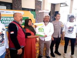 Salurkan Bantuan Pangan, Begini Pesan Kades Sumber Anyar Banyuputih.