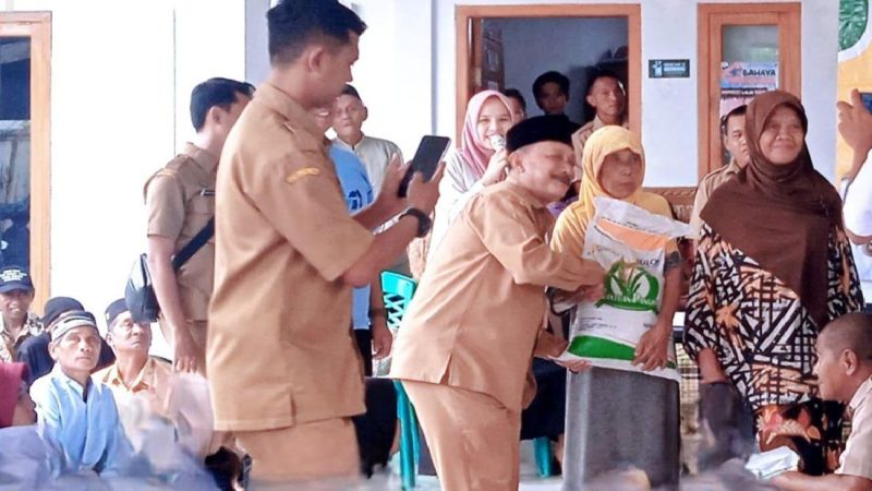Bupati Situbondo Serahkan Bantuan Pangan, Begini Tanggapan Kades Mlawet