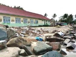 Miris, Kurang Perhatian dari Pemerintah, Sekolah di Pesisir Selatan ini Menjadi Penahan Ombak