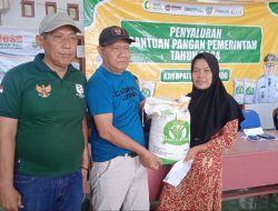 Kasi Kesra Kecamatan Jangkar Dampingi Kades Gadingan Salurkan Bantuan Pangan Beras