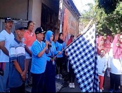 Bupati bersama Ketua DPC Partai Demokrat Situbondo, Lepas Gerak Jalan Santai di Lingkungan Krajan Dawuhan. 