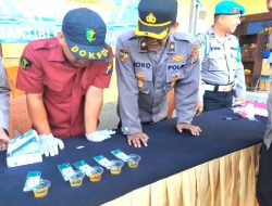Anggota Polres Sampang Jalani Tes Urine, Simak Hasilnya