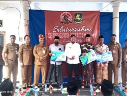 Bupati Achmad Fauzi Serahkan Kartu Kusuka dan BPJS Ketenagakerjaan kepada Nelayan Pesisir