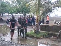 Sinergi Babinsa dan Warga Lakukan Pengurukan Jalan di Desa Jangkar untuk Atasi Genangan Air