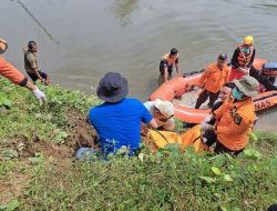Evakuasi Warga yang Ditemukan Sudah tak Bernyawa di Sungai Lubuk Kalam Berlangsung Dramatis
