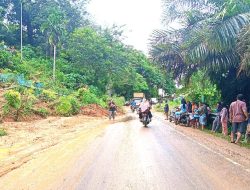 Pasca Longsor, Akses Jalan Lintas Sumatera di Batang Kapas Pessel Sudah Bisa Dilalui Dengan Sistem Buka Tutup
