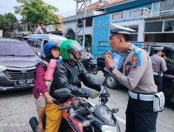 Tingkatkan Kesadaran Masyarakat, Satlantas Polres Sampang Bagikan Brosur Tertib Berlalu Lintas