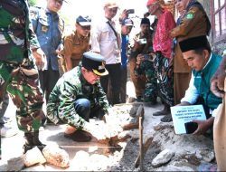 Wabup Sumenep Tinjau Langsung Korban Gempa di Pulau Sapudi dan Lakukan Peletakan Batu Pertama 12 Wabup Sumenep Tinjau Langsung Korban Gempa di Pulau Sapudi dan Lakukan Peletakan Batu Pertama