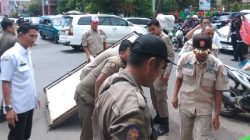 Pemkab Sumenep Tertibkan Reklame Tak Berizin di Wilayah Kota Sumenep 5 PSSP