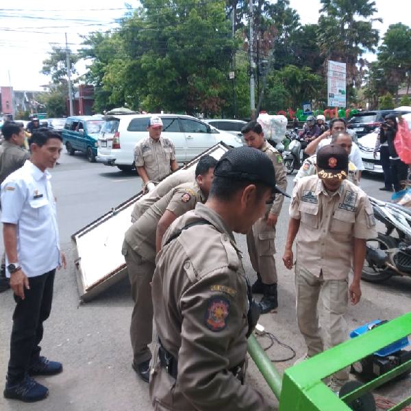 Pemkab Sumenep Tertibkan Reklame Tak Berizin di Wilayah Kota Sumenep 1 Reklame