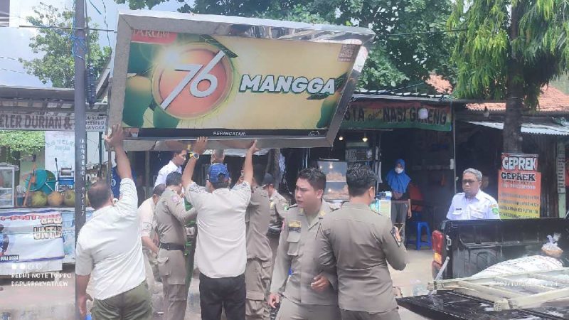 Satpol PP Sumenep Tertibkan Reklame Statis, Pemotongan Dilakukan Secara Masif 9 Reklame