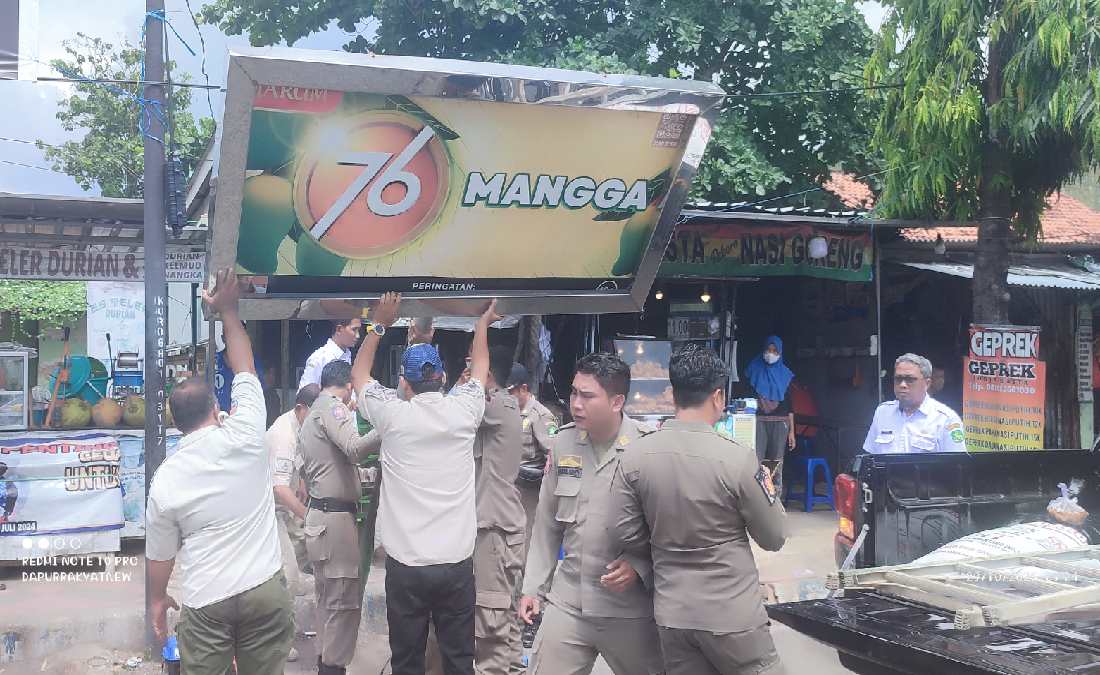 Satpol PP Sumenep Tertibkan Reklame Statis, Pemotongan Dilakukan Secara Masif 1 Reklame