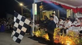 Bupati Sumenep Achmad Fauzi Wongsojudo saat melepas peserta Pawai Muharram.