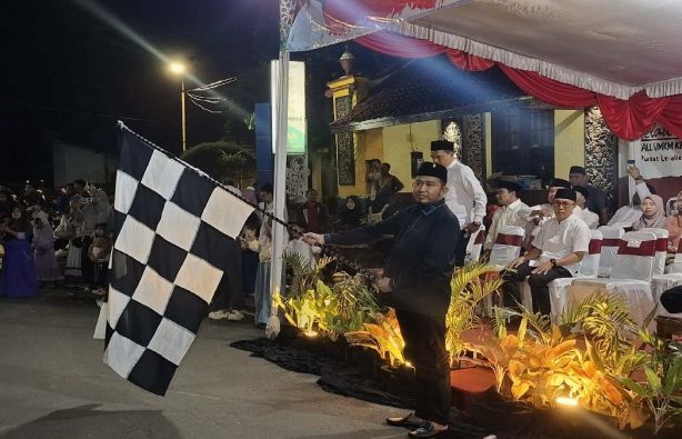 Bupati Sumenep Achmad Fauzi Wongsojudo saat melepas peserta Pawai Muharram.