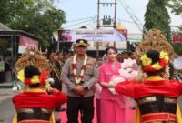 AKBP Anang Hardiyanto saat memasuki Halaman Mapolres Sampang saat acara Sertijab Kapolres Sampang, pada Rabu (29/7/2026).