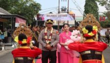 AKBP Anang Hardiyanto saat memasuki Halaman Mapolres Sampang saat acara Sertijab Kapolres Sampang, pada Rabu (29/7/2026).