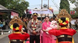 AKBP Anang Hardiyanto saat memasuki Halaman Mapolres Sampang saat acara Sertijab Kapolres Sampang, pada Rabu (29/7/2026).