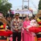 AKBP Anang Hardiyanto saat memasuki Halaman Mapolres Sampang saat acara Sertijab Kapolres Sampang, pada Rabu (29/7/2026).