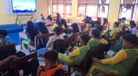 Hari pertama MPLS di SMPN 1 Nonggunong berlangsung hangat dan penuh kekeluargaan. Dengan pendekatan ramah, kegiatan ini bertujuan menanamkan nilai disiplin, toleransi, dan semangat gotong royong agar siswa baru cepat beradaptasi di lingkungan sekolah. ©dapurrakyatnews.com