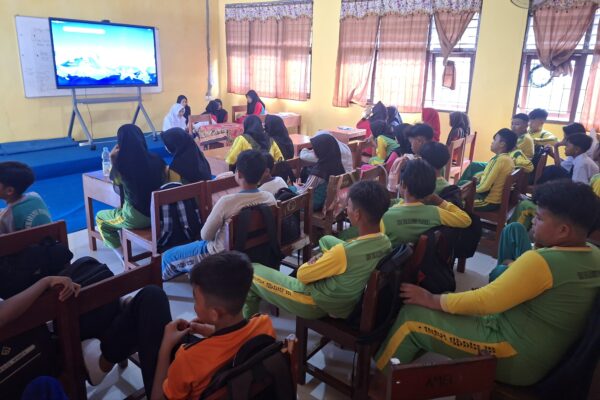 Hari pertama MPLS di SMPN 1 Nonggunong berlangsung hangat dan penuh kekeluargaan. Dengan pendekatan ramah, kegiatan ini bertujuan menanamkan nilai disiplin, toleransi, dan semangat gotong royong agar siswa baru cepat beradaptasi di lingkungan sekolah. ©dapurrakyatnews.com