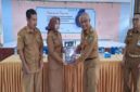 Kepala Dinas Pendidikan Kabupaten Sumenep, Mohamad Iksan, S.Pd.,M.T, saat menyerahkan surat keputusan Bupati Sumenep kepada salah satu kepala sekolah.