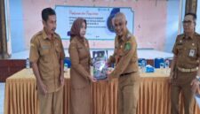 Kepala Dinas Pendidikan Kabupaten Sumenep, Mohamad Iksan, S.Pd.,M.T, saat menyerahkan surat keputusan Bupati Sumenep kepada salah satu kepala sekolah.