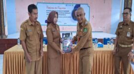 Kepala Dinas Pendidikan Kabupaten Sumenep, Mohamad Iksan, S.Pd.,M.T, saat menyerahkan surat keputusan Bupati Sumenep kepada salah satu kepala sekolah.