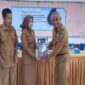 Kepala Dinas Pendidikan Kabupaten Sumenep, Mohamad Iksan, S.Pd.,M.T, saat menyerahkan surat keputusan Bupati Sumenep kepada salah satu kepala sekolah.