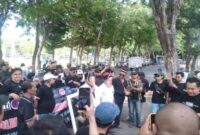 Di depan kantor DPRD Sampang, organisasi wartawan menggelar aksi desakan klarifikasi dan permintaan maaf Presiden Prabowo Subianto, pada Jumat (31/7/2026)
