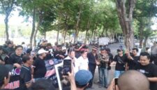 Di depan kantor DPRD Sampang, organisasi wartawan menggelar aksi desakan klarifikasi dan permintaan maaf Presiden Prabowo Subianto, pada Jumat (31/7/2026)