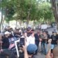 Di depan kantor DPRD Sampang, organisasi wartawan menggelar aksi desakan klarifikasi dan permintaan maaf Presiden Prabowo Subianto, pada Jumat (31/7/2026)