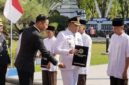 Bupati Sampang H. Salamet Junaidi menyerahkan SK Remisi kepada salah satu warga binaan Rutan Kelas II B Sampang usai Upacara HUT ke 81 RI di Pendopo Trunojoyo Sampang, Senin (17/8/2026).