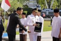 Bupati Sampang H. Salamet Junaidi menyerahkan SK Remisi kepada salah satu warga binaan Rutan Kelas II B Sampang usai Upacara HUT ke 81 RI di Pendopo Trunojoyo Sampang, Senin (17/8/2026).