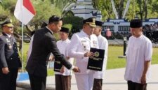 Bupati Sampang H. Salamet Junaidi menyerahkan SK Remisi kepada salah satu warga binaan Rutan Kelas II B Sampang usai Upacara HUT ke 81 RI di Pendopo Trunojoyo Sampang, Senin (17/8/2026).
