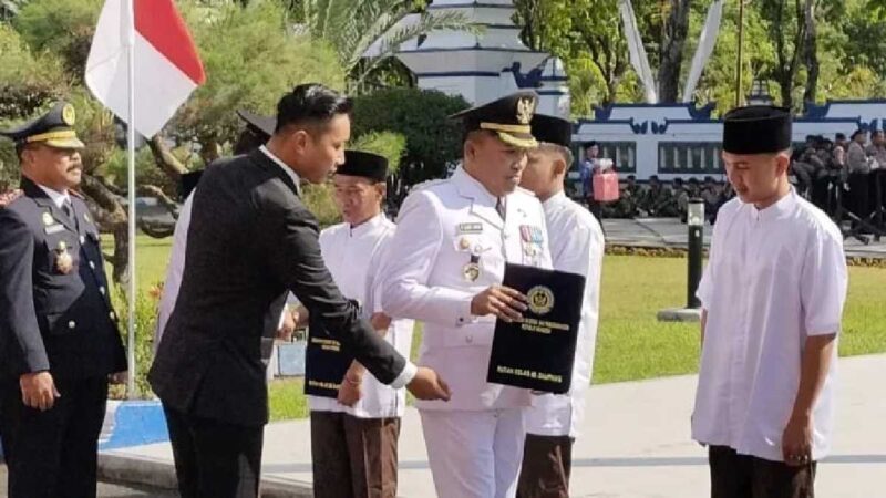 Bupati Sampang H. Salamet Junaidi menyerahkan SK Remisi kepada salah satu warga binaan Rutan Kelas II B Sampang usai Upacara HUT ke 81 RI di Pendopo Trunojoyo Sampang, Senin (17/8/2026).