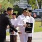 Bupati Sampang H. Salamet Junaidi menyerahkan SK Remisi kepada salah satu warga binaan Rutan Kelas II B Sampang usai Upacara HUT ke 81 RI di Pendopo Trunojoyo Sampang, Senin (17/8/2026).