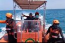 Basarnas bersama Kepala Desa Sonok Kecamatan Nonggunong saat melakukan pencarian terhadap nelayan yang hilang saat memancing 