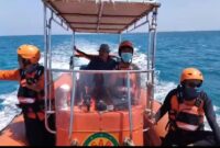 Basarnas bersama Kepala Desa Sonok Kecamatan Nonggunong saat melakukan pencarian terhadap nelayan yang hilang saat memancing 