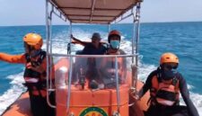 Basarnas bersama Kepala Desa Sonok Kecamatan Nonggunong saat melakukan pencarian terhadap nelayan yang hilang saat memancing 