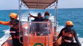 Basarnas bersama Kepala Desa Sonok Kecamatan Nonggunong saat melakukan pencarian terhadap nelayan yang hilang saat memancing 