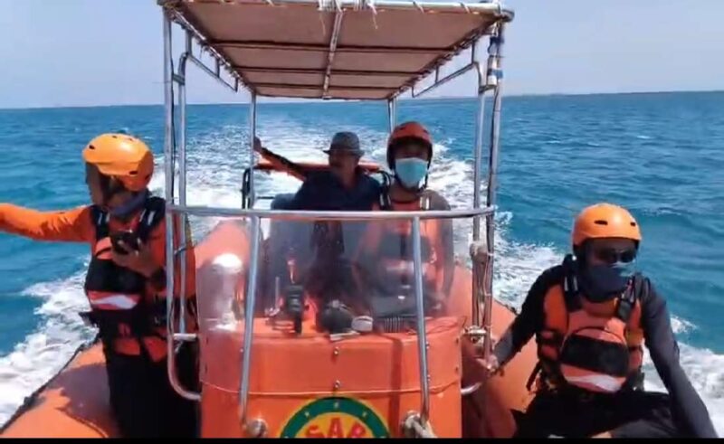 Basarnas bersama Kepala Desa Sonok Kecamatan Nonggunong saat melakukan pencarian terhadap nelayan yang hilang saat memancing 